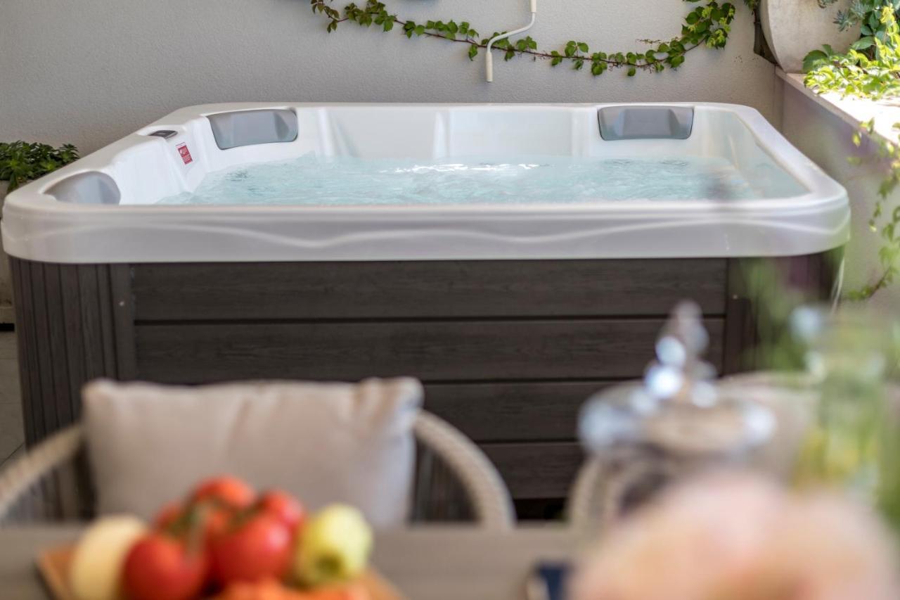 Velebis Superior Apartment - Luxurious One-Room Apartment With Jacuzzi - Prestigious Location By The Sea In The New City Center Of Znjan - Panoramic View Of The Sea And Islands - Free Garage Parking - Buralux Properties Split Buitenkant foto