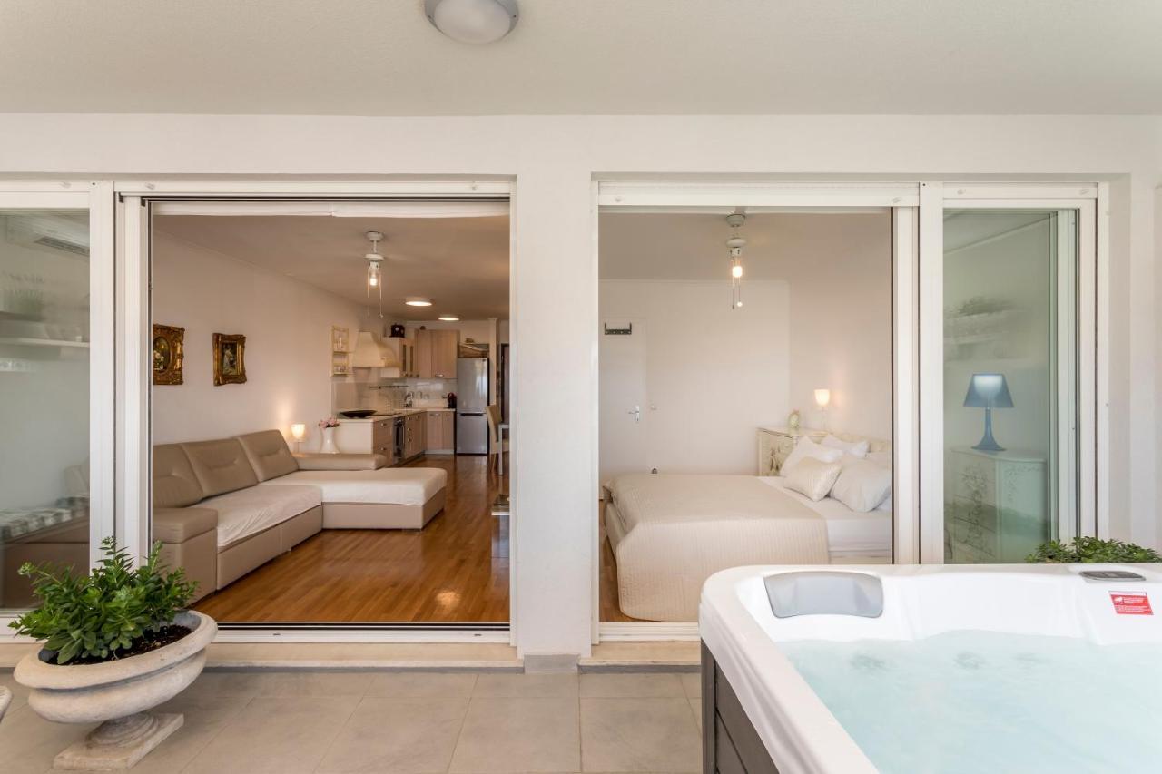Velebis Superior Apartment - Luxurious One-Room Apartment With Jacuzzi - Prestigious Location By The Sea In The New City Center Of Znjan - Panoramic View Of The Sea And Islands - Free Garage Parking - Buralux Properties Split Buitenkant foto